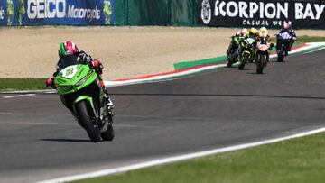 Ana Carrasco al frente en una carrera de Supersport 300.