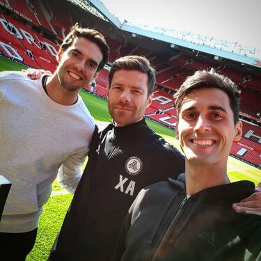 Kaká, Xabi Alonso y Arbeloa en el césped de Old Trafford.