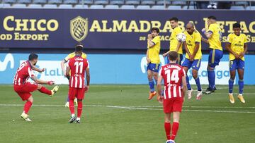 Luis Suárez marcó de falta contra el Cádiz.