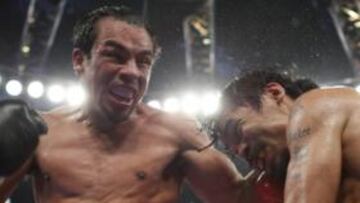 <b>EL COMBATE. </b>Márquez, de negro, golpea a Pacquiao.