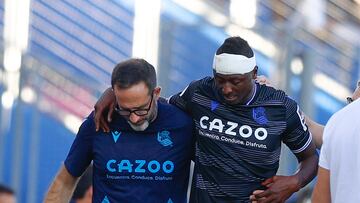 GETAFE (MADRID), 11/09/2022.- El delantero nigeriano de la Real Sociedad Sadiq Umar se retira lesionado durante el partido de la quinta jornada de Liga en Primera División que Getafe CF y Real Sociedad disputan hoy domingo en el Coliseum Alfonso Pérez, en Getafe. EFE/Rodrigo Jiménez
