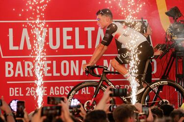 El corredor español Juan Ayuso, del UAE Team Emirates, durante la presentación.