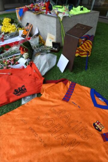 El improvisado homenaje de la afición culé a Johan Cruyff