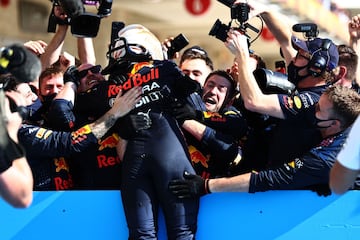 Verstappen celebra su victoria.