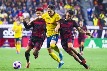  Domingo Balnco (L) of Tijuana, Alan Cervantes (C) of America and Nicolas Diaz (R) of Tijuana during the 13th round match between Tijuana and America as part of the Liga BBVA MX, Torneo Apertura 2024 at Caliente Stadium on October 23, 2024 in Tijuana, Baja California, Mexico.