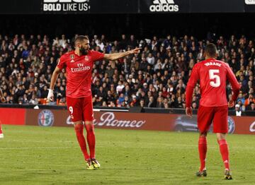 2-1. Karim Benzema celebró el primer gol.