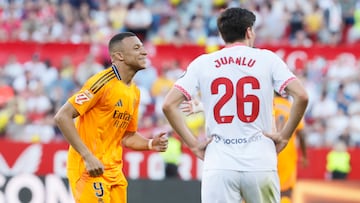 SEVILLA, 18/05/2025.- El delantero del Real Madrid Kylian Mbappé celebra su gol en el partido de la jornada 37 de LaLiga que Sevilla FC y Real Madrid disputan este domingo en el estadio Sánchez-Pizjuán, en Sevilla. EFE/José Manuel Vidal