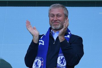 Cuando Roman Abramovich, un multimillonario ruso, adquirió el Chelsea en 2003 la Premier League daba un gigantesco salto cualitativo. El magnate, con un patrimonio de casi 15.000 millones de euros, empezó a formar una plantilla de lujo que, de la mano de José Mourinho dominaría el fútbol inglés en la primera década del siglo XXI. Ha ganado dos Champions (es el vigente campeón) y aspira a defender título esta campaña. Su riqueza procede de su empresa, Millhouse Capital, un holding empresarial que tiene acciones en Evraz, una compañía acerera, o Norilsk, una sociedad minera, aunque su riqueza proviene de la venta de la petrolera Sibneft a Gazprom: vendió el 75% de su accionarado por 13.100 millones en 2005.