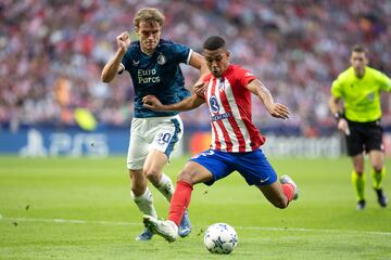 Samuel Lino, del Atlético dispara el balón ante la atenta mirada de Mats Wieffer del Feyenoord.