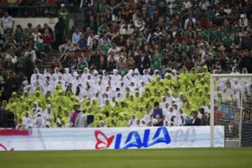 Así vivió la gente el encuentro de eliminatoria mundialista entre la selección mexicana y su similar de Honduras en el Estadio Azteca.