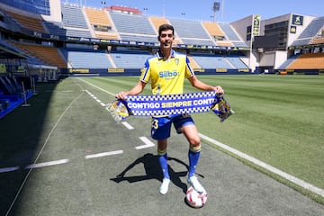 Carlos Fernández en su presentación como nuevo jugador del Cádiz CF.