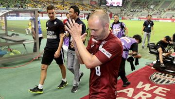 KMA28. Kobe (Japan), 22/07/2018.- Spanish midfielder Andres Iniesta of Vissel Kobe greets to team supporters after his debut in J.League match against Shonan Bellmare in Kobe, Hyogo Prefecture, western Japan, 22 July 2018. (Japón) EFE/EPA/STR EDITO