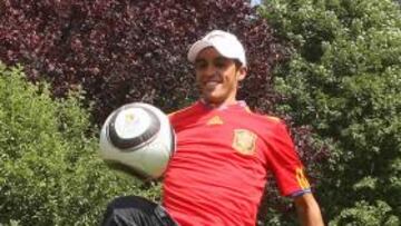 <b>HOMENAJE AL GOL DEL AMIGO INIESTA</b> "He felicitado a Iniesta. Tiene una bicicleta mía", dijo Alberto. Se enfundó la roja en el jardín de su hotel en Morzine y demostró que tiene toque. "Es que en Pinto le hemos dado muchas patadas al balón", dijo Fran, su hermano.