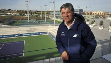 Toni Nadal posa para As en la Rafa Nadal Academy.