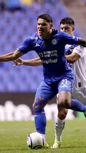 MEX7371. PUEBLA (MÉXICO), 17/03/2026.- Gabriel Fernández (i) de Cruz Azul disputa un balón con Jorge Rodríguez (d) del Monterrey este martes, durante un partido de los octavos de final de la Copa de Campeones Concacaf en el estadio Cuauhtémoc en Puebla (México). EFE/Hilda ríos