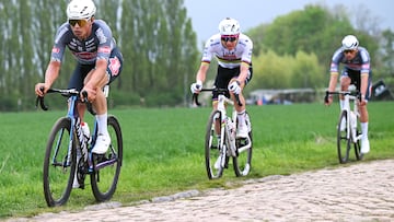 Philipsen, Pogacar y Van der Poel, en los adoquines de París-Roubaix.