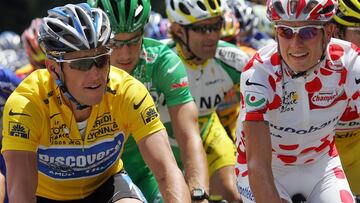 Lance Armstrong, con el maillot amarillo, y Michael Rasmussen, con el maillot de la monta&ntilde;a, ruedan durante la 11&ordf; etapa del Tour de Francia 2005 entre Courchevel y Brian&ccedil;on.