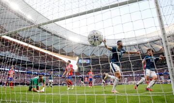 Falta al área de Stengs al segundo palo donde llega al remate Hancko, habilitado por Hermoso. El disparo del central es tapado por Oblak con un paradón pero le cae el rechace de nuevo y termina empujándola.