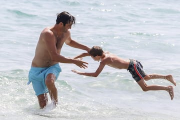 El exentrenador argentino del Real Madrid se encuentra disfrutando de las playas ibicencas en compañía de sus hijos y familia.