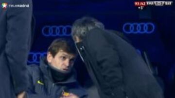 El técnico blanco Jose Mourinho se interesa por el estado de salud de Tito Vilanova, que reapareció en el banquillo el 10 de diciembre de 2011 en el Snatiago Bernabéu.