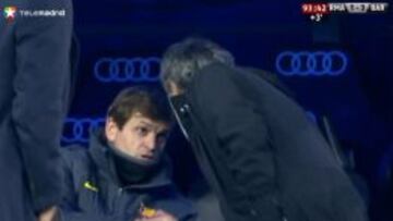 El t&eacute;cnico blanco Jose Mourinho se interesa por el estado de salud de Tito Vilanova, que reapareci&oacute; en el banquillo el 10 de diciembre de 2011 en el Snatiago Bernab&eacute;u.