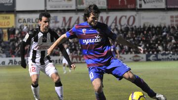 Camacho controla el balón ante Enguix.