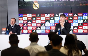 Dean Huijsen durante la rueda de prensa acompa?ado por Emilio Butrague?o. 