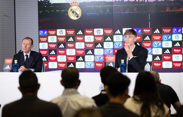 Dean Huijsen durante la rueda de prensa acompañado por Emilio Butragueño. 