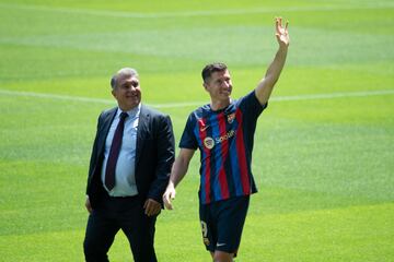 El delantero polaco ha sido presentado en el Camp Nou como nuevo jugador del Fútbol Club Barcelona.