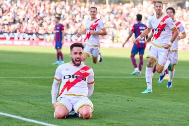 El Rayo volvió a dar la sorpresa ante el Barcelona y gran culpa la tuvo el centrocampista. Un gol suyo desde los 25 metros, que no logró desviar Iñaki Peña, propició que un punto se quedase en Vallecas. Pero no solo fue clave también en ataque, en defensa logró interceptar cinco balones y recuperar once. 