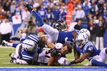 Eric Decker de los Denver Broncos protege el balón ante los jugadores de los Indianapolis Colts.
