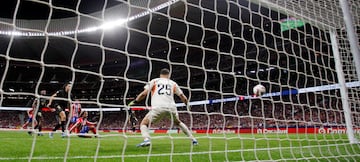 2-0. Centro desde la derecha de Marcos Alonso, Samuel Lino se eleva, el balón le da en el hombro para superar a su marcador.  El '7' aprovecha para lanzarse, empalmar con la pierna izquierda y superar al guardameta del Valencia.