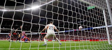 2-0. Centro desde la derecha de Marcos Alonso, Samuel Lino se eleva, el balón le da en el hombro para superar a su marcador.  El '7' aprovecha para lanzarse, empalmar con la pierna izquierda y superar al guardameta del Valencia.