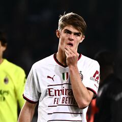 De Ketelaere se estanca en el Milan