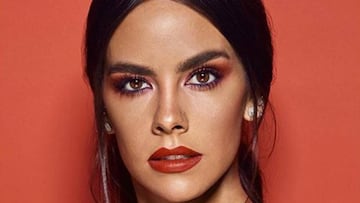 Cristina Pedroche en un posado promocional de su primera colecci&oacute;n de maquillaje en el que aparece maquillada y con rostro serio. 