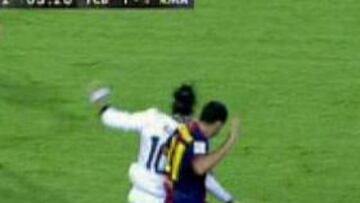 Delgado Ferreiro se traga un penalti a Özil y otro a Iniesta