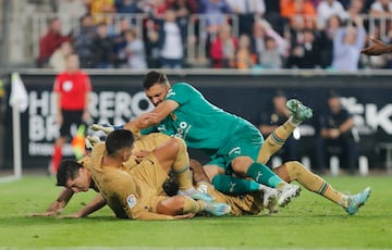 Ferran Torres, Robert Lewandowski y Giorgi Mamardashvili.