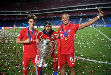 Álvaro Odriozola, Javi Martínez y Thiago posan con la Champions del Bayern de Múnich 2019.