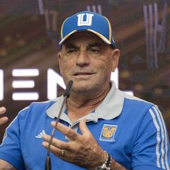 Osvaldo Batocletti apoya a Tigres en redes sociales