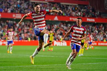 Decisivo en la victoria nazarí. Miguel Rubio tuvo la templanza de un killer para recoger el balón en el área rival y Bator al portero. En una jugada similar marcó otro tanto, pero fue anulado. 