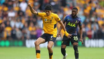 Raúl Jiménez fue titular con los Wolves ante el Tottenham