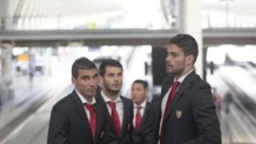 CARAS LARGAS. La expedición sevillista, a su llegada en la mañana de ayer a la estación de Santa Justa procedentes de Madrid.