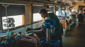 El enfermero Dmytro Mohylnytskyi atienda a un paciente en la UCI del tren, desde Pokrovsk, en el este, hasta Lviv.