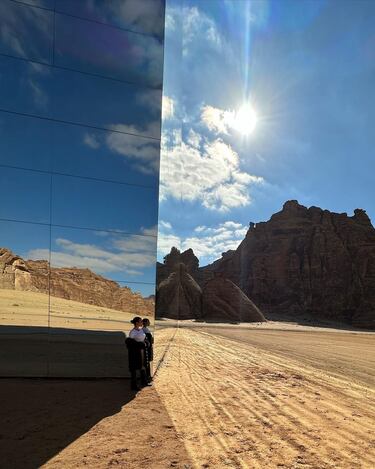 Cristiano Ronaldo y su novia, Georgina Rodríguez han realizad días atrás una romántica escapada al desierto de Arabia Saudí. El complejo donde se han hospedado se llama Banyan Tree AlUla siendo uno de los destinos turísticos de Arabia Saudí más solicitados por personas de alto standing, ya que el precio por noche para dos personas oscina entre los 5.000 y los 10.000 euros.