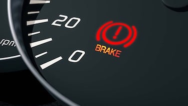 Por qué es importante revisar y cambiar el líquido de frenos del automóvil