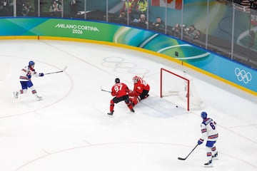Los Juegos Olímpicos de Milán-Cortina cerraron, como es una tradición, con la final del hockey sobre hielo. Ocurrió que, ahora, el platillo era imperdible: las dos máximas potencias, Estados Unidos y Canadá, por la hegemonía del deporte. La final no decepcionó. Después de tres periodos intensos y con múltiples ocasiones, sobre todo canadienses, salvadas por el Connor Hellebuyck, el partido se precipitó a una prórroga 3 vs. 3. Tras el recital de Hellebuyck, que detuvo 42 disparos, Jack Hughes, en un contragolpe, marcó el gol de la diferencia en favor del 'Team USA'.