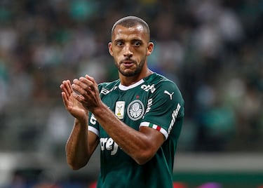 En la campaña 17/18 el defensor llegó a la Fiorentina tras el pago de ocho millones de euros. Tras su paso por el conjunto italiano volvió al Palmeiras. Actualmente milita en las filas del Trabzonspor.