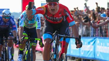 Jonathan Milan celebra su victoria en la 2ª etapa del Giro de Italia 2023.