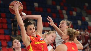 Alba Torrens, alero de España, lucha el rebote ante Letonia en el Eurobasket.