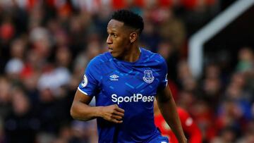 Yerry Mina durante un partido con Everton por Premier League.